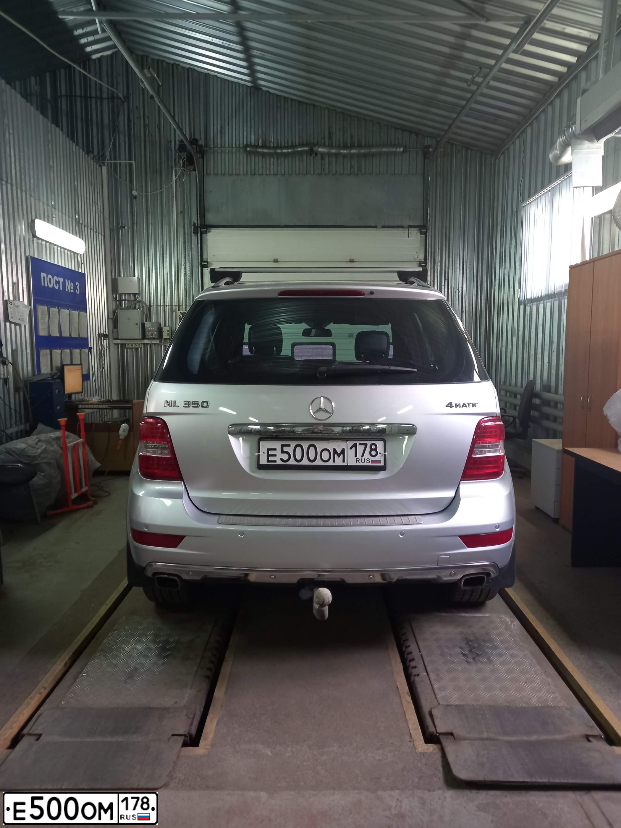 Фото автомобиля MERCEDES M-KLASSE, 2011 — госномер Е500ОК178. Цвет: СЕРЕБРИСТЫЙ