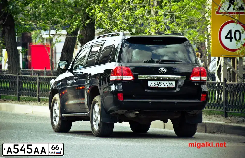 Фото автомобиля TOYOTA LANDCRUISER, 2005 — госномер О820ОА45. Цвет: ЧЕРНЫЙ