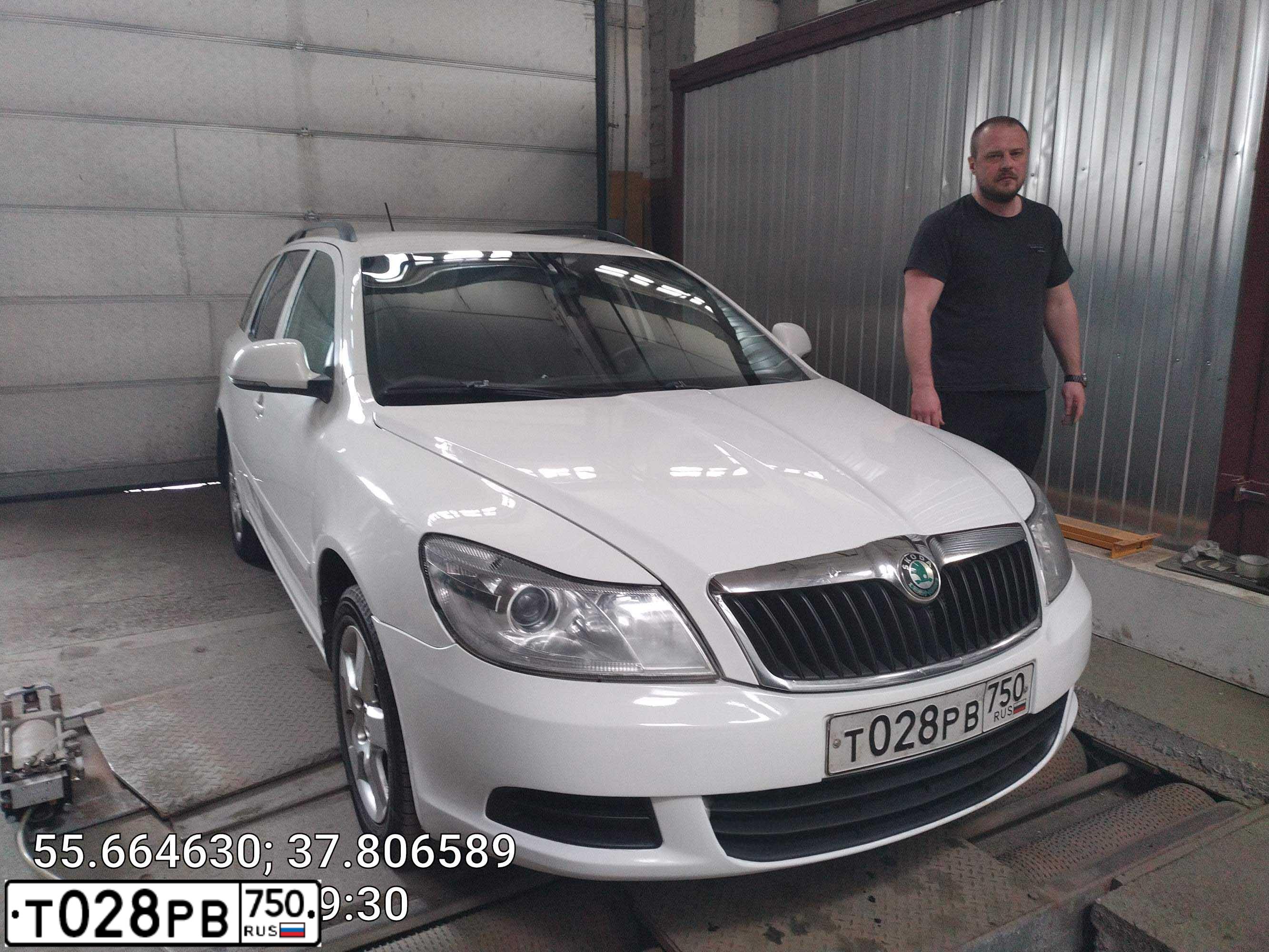 Фото автомобиля SKODA OCTAVIA, 2013 — госномер Т028РВ750. Цвет: Белый