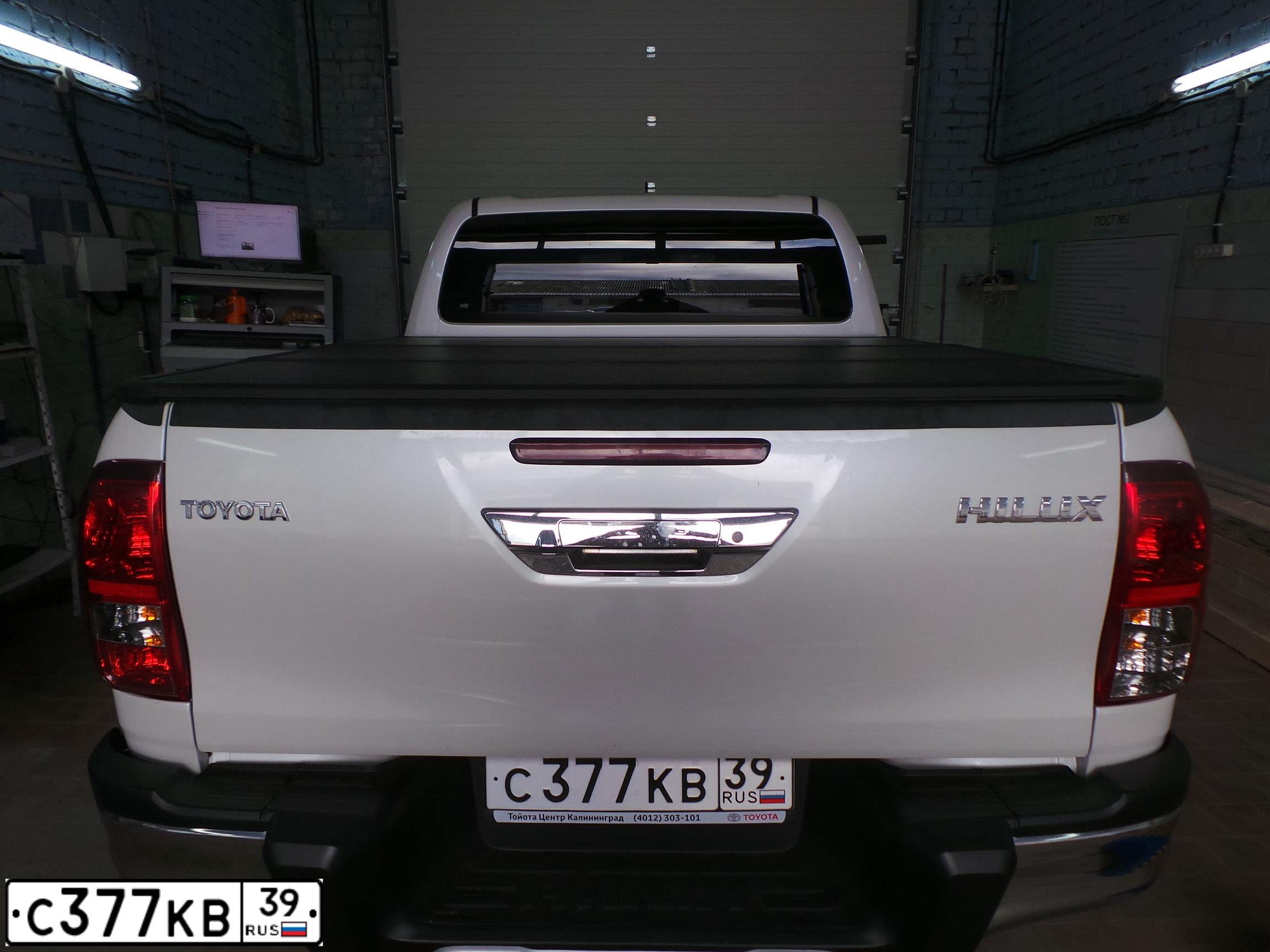 Фото автомобиля TOYOTA HILUX, 2019 — госномер С377КВ39. Цвет: БЕЛЫЙ