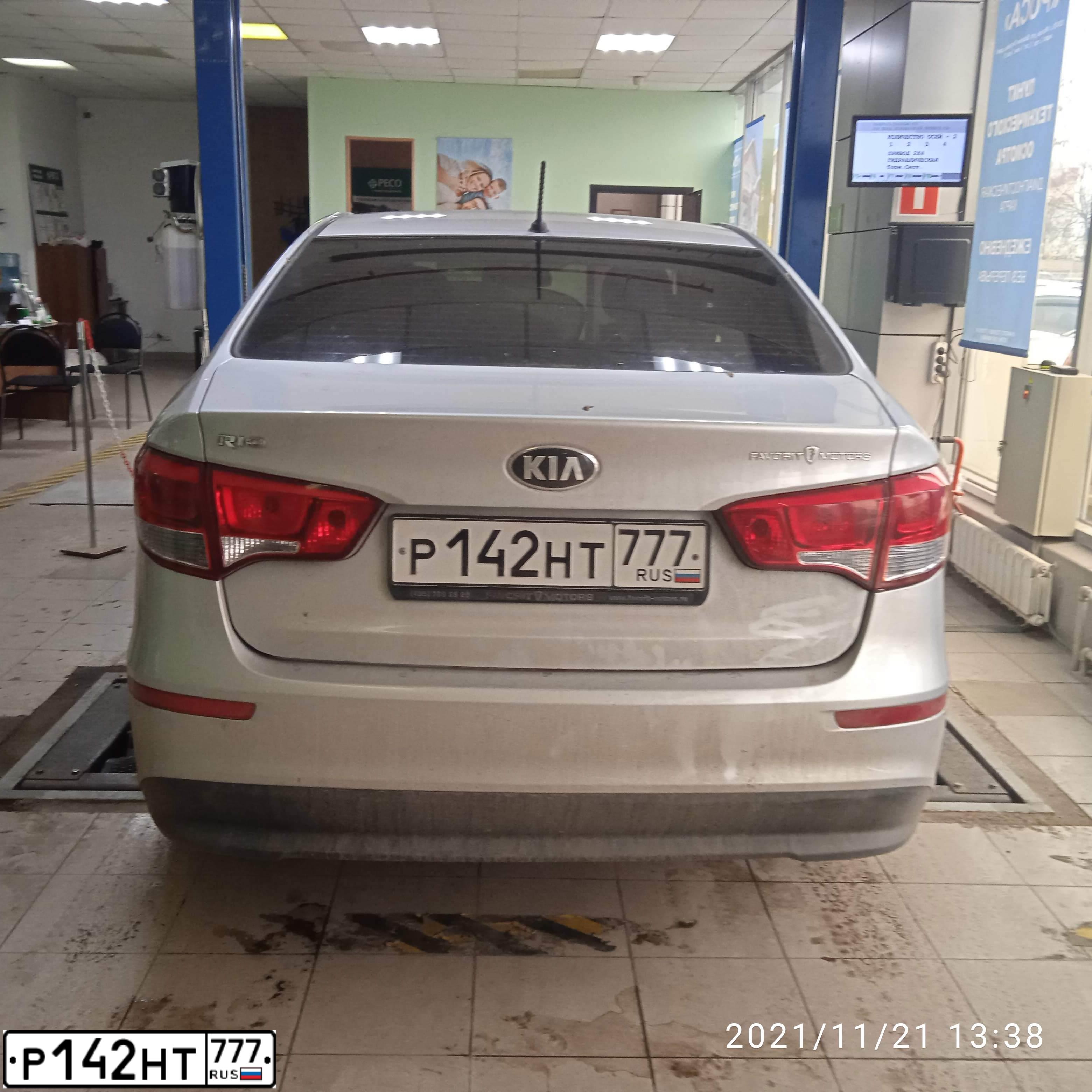 Фото автомобиля KIA RIO, 2015 — госномер Р142НТ777. Цвет: Серебристый