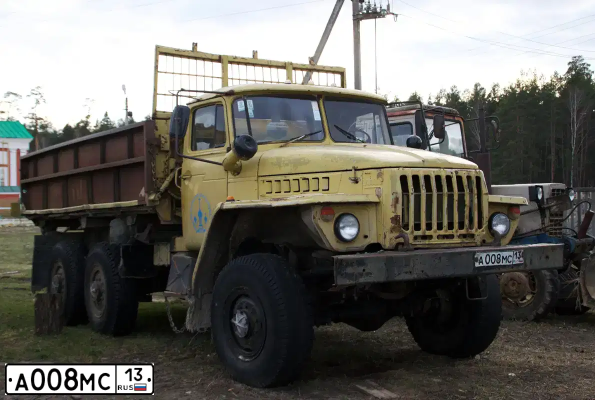 Фото автомобиля URAL 5557 /6X6/, 1991 — госномер А008МС13. Цвет: БЕЖЕВЫЙ