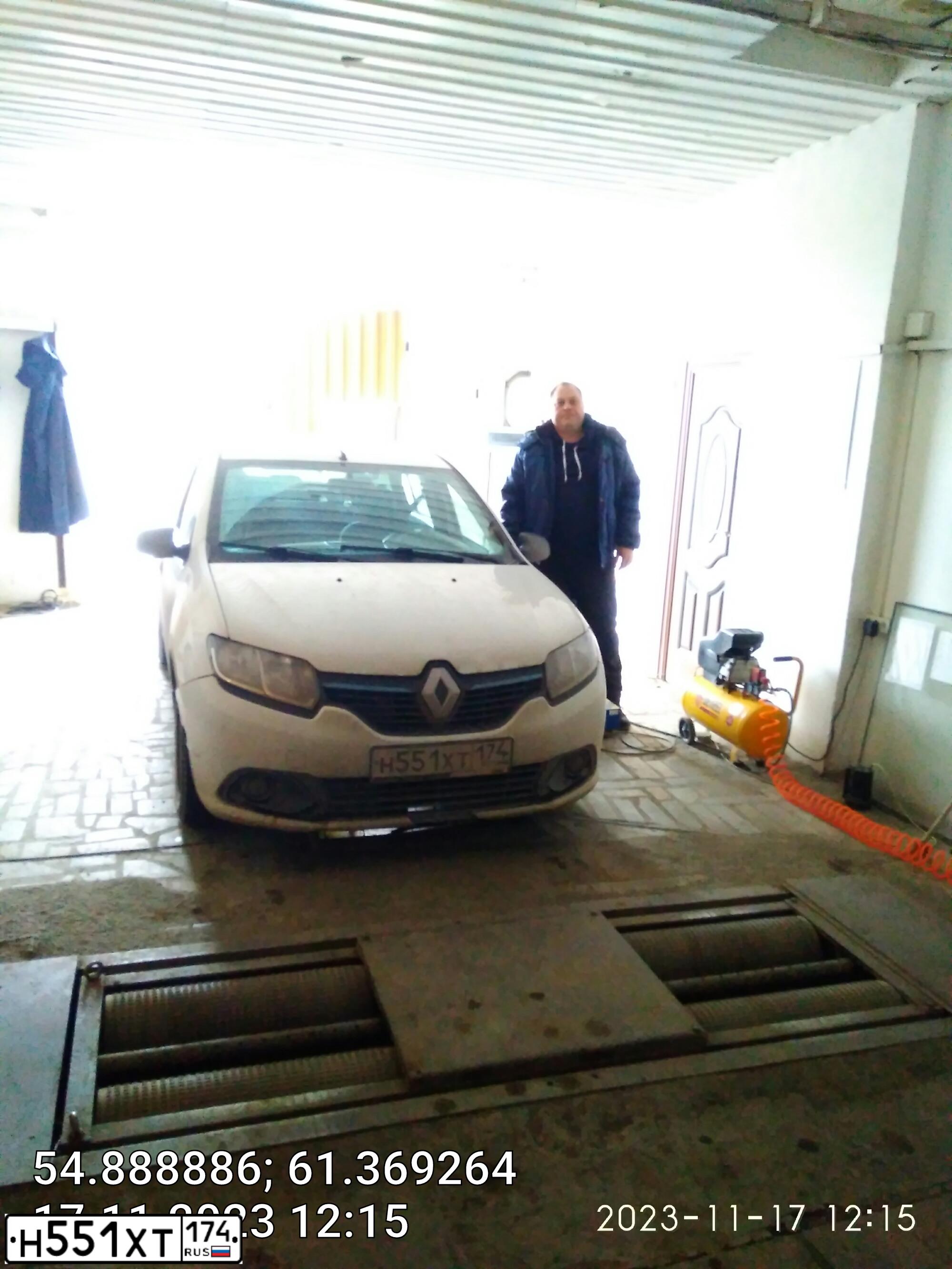 Фото автомобиля RENAULT LOGAN, 2014 — госномер Р662КН774. Цвет: Белый