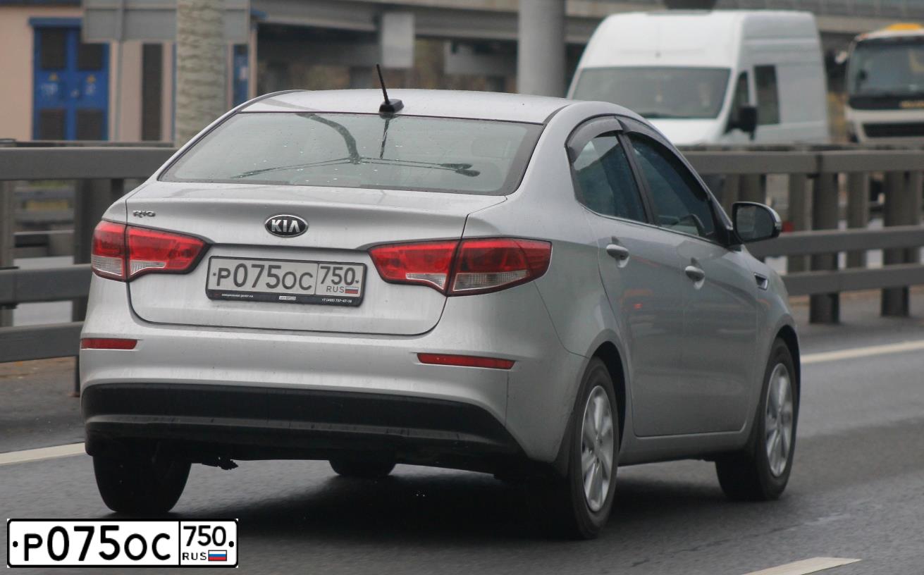Фото автомобиля KIA RIO, 2017 — госномер Р075ОС750. Цвет: СЕРЕБРИСТЫЙ