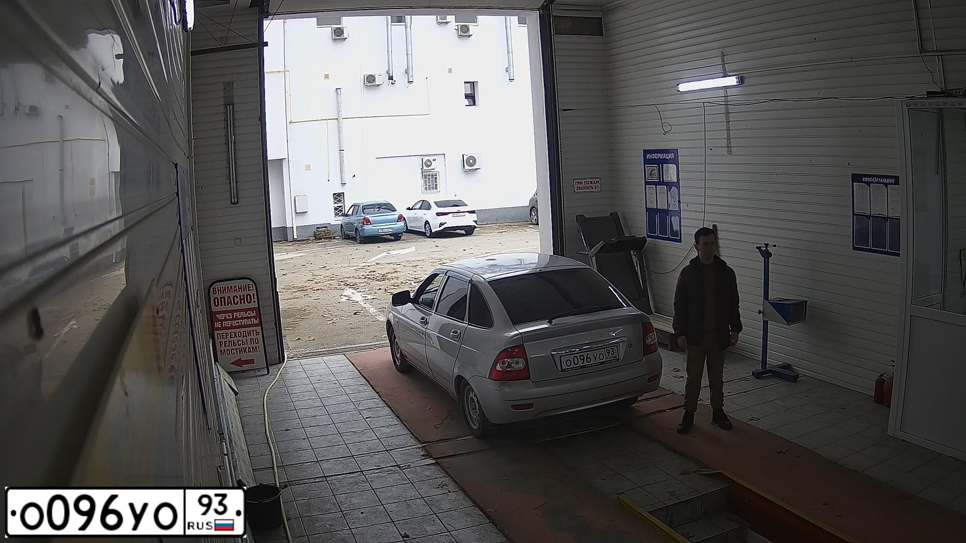 Фото автомобиля LADA PRIORA, 2011 — госномер М500СВ193. Цвет: СВЕТЛО-СЕРЕБРИСТЫЙ МЕТАЛЛ
