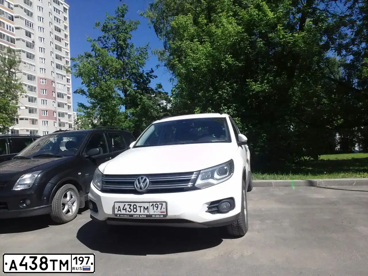 Фото автомобиля VOLKSWAGEN TIGUAN, 2012 — госномер Т610НР799. Цвет: Белый