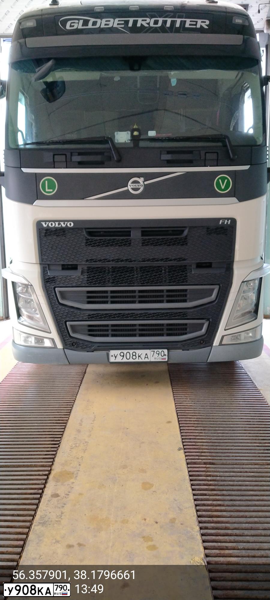 Фото автомобиля VOLVO SERIE FH /4X2/, 2017 — госномер М500КС790. Цвет: Белый