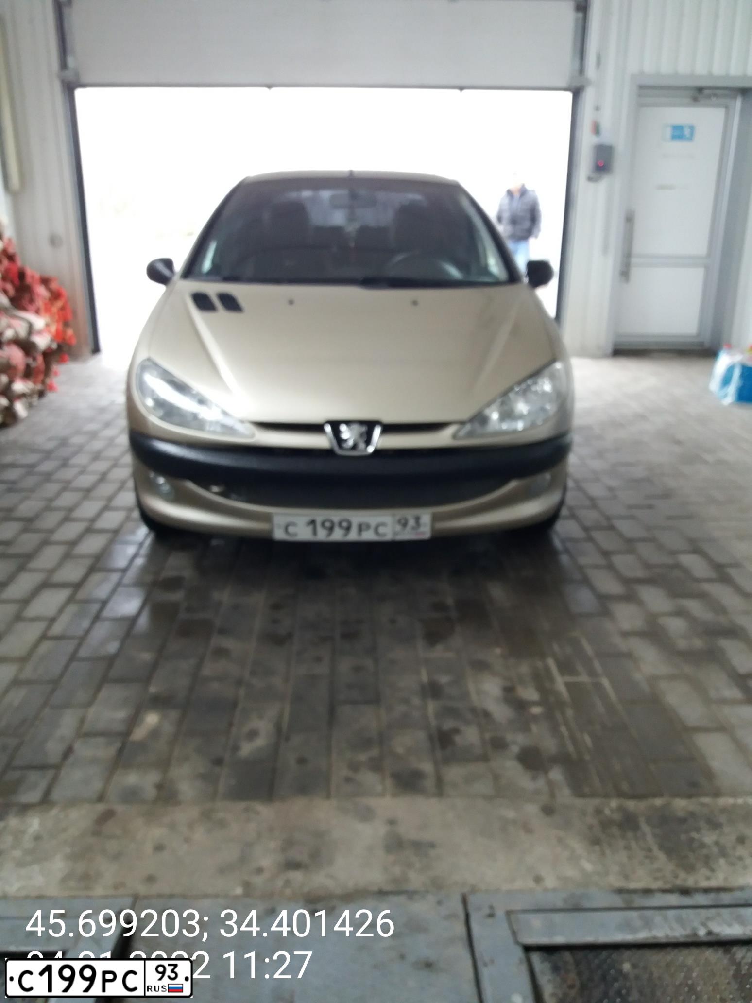 Фото автомобиля PEUGEOT 206, 2008 — госномер М013НА82. Цвет: БЕЖЕВЫЙ