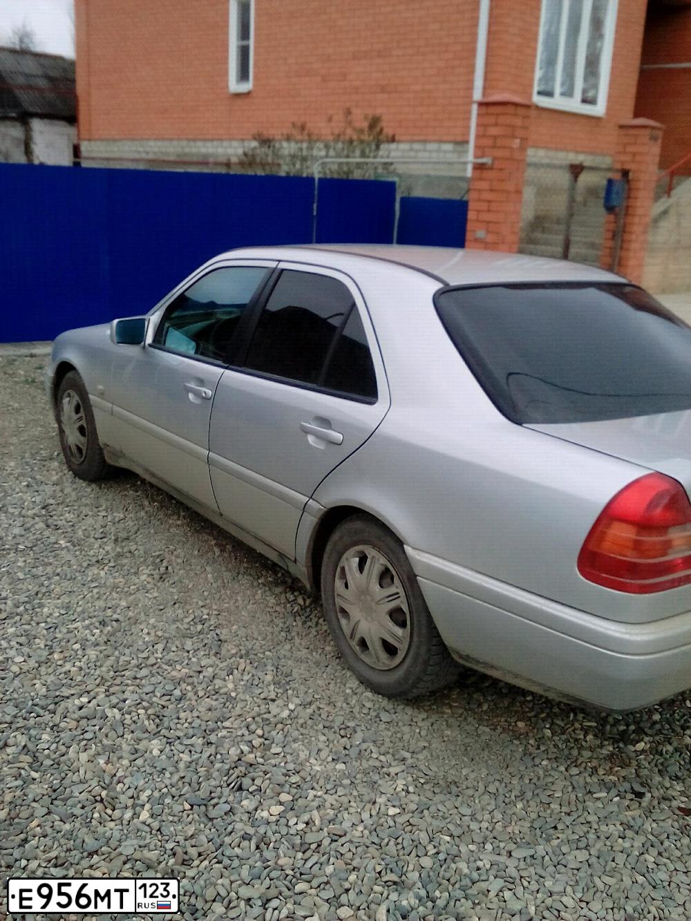 Фото автомобиля MERCEDES C-KLASSE, 1996 — госномер Е964АМ550. Цвет: Серебристый