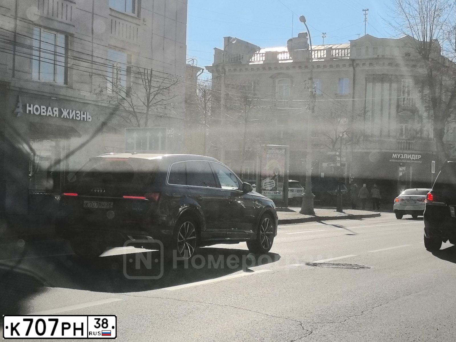 Фото автомобиля AUDI Q7, 2018 — госномер К707РН38. Цвет: СЕРЫЙ