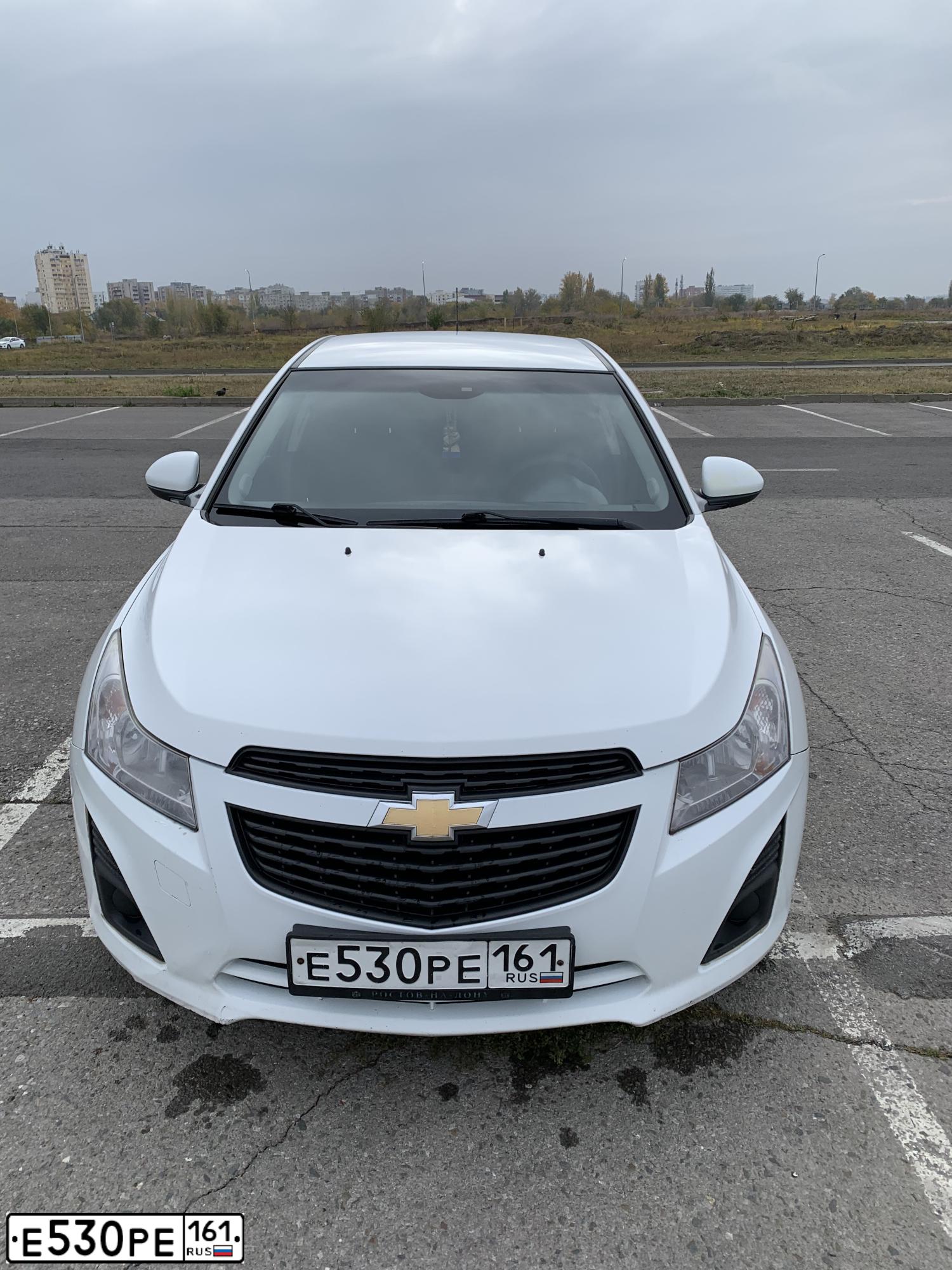 Фото автомобиля CHEVROLET CRUZE, 2013 — госномер Е530РЕ161. Цвет: БЕЛЫЙ