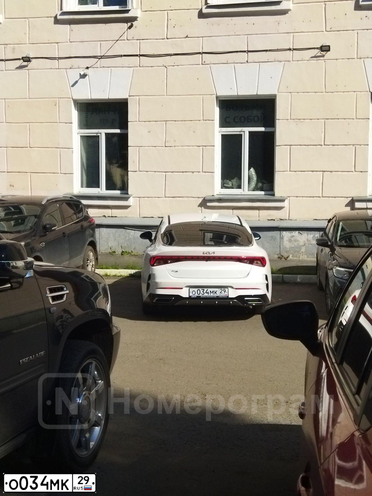 Фото автомобиля KIA K5, 2021 — госномер О034МК29. Цвет: Белый