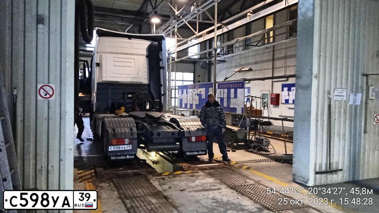 Фото автомобиля MERCEDES ACTROS, 2010 — госномер С598УА39. Цвет: Белый