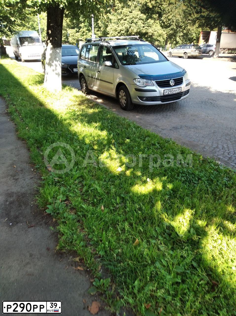 Фото автомобиля VOLKSWAGEN TOURAN, 2006 — госномер Р290РР39