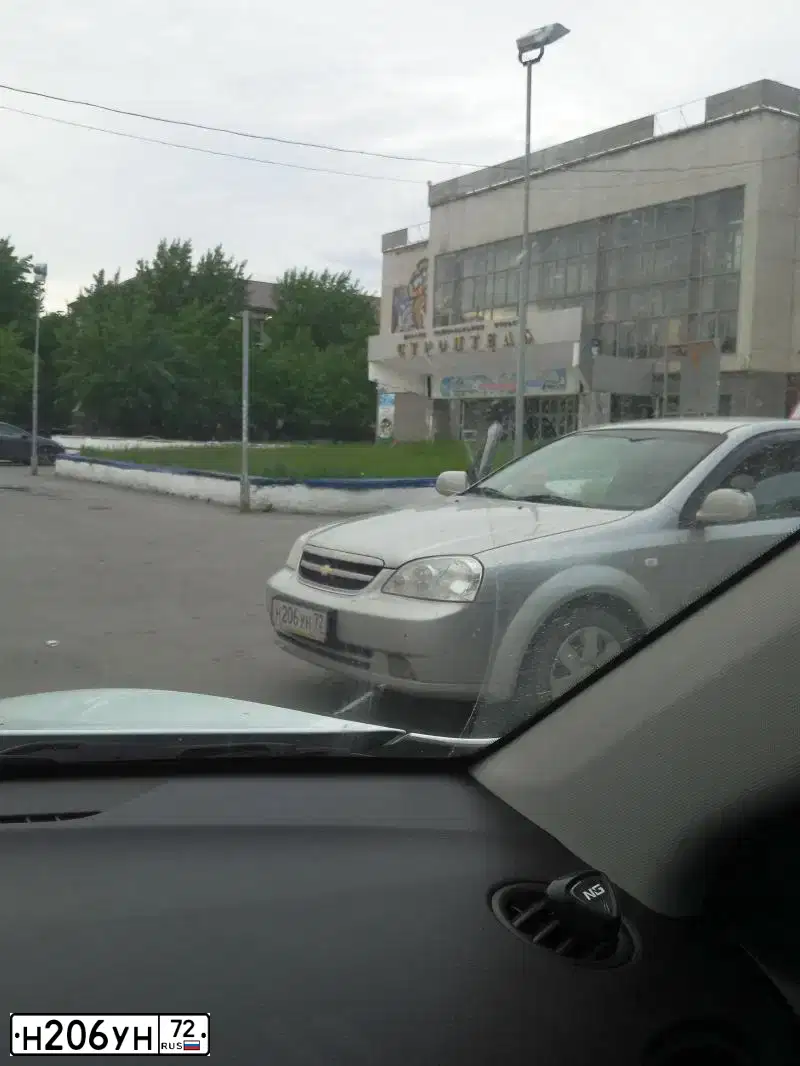 Фото автомобиля CHEVROLET LACETTI, 2011 — госномер Н206УН72. Цвет: Серебристый