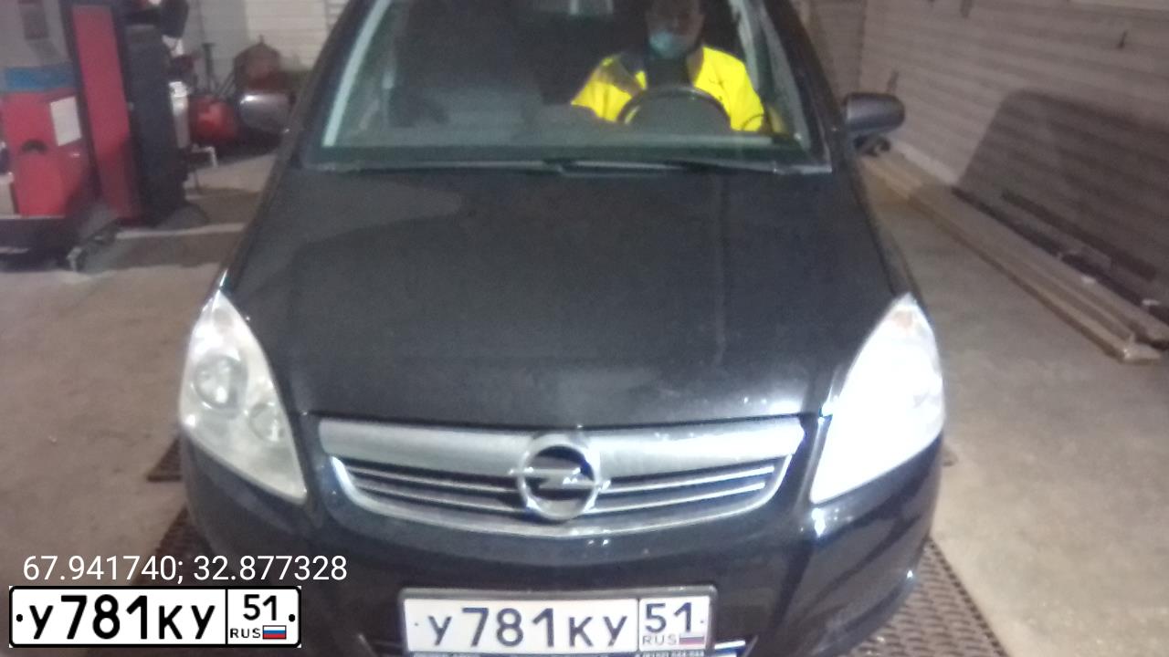Фото автомобиля OPEL ZAFIRA, 2008 — госномер Р135КЕ51. Цвет: ЧЕРНЫЙ