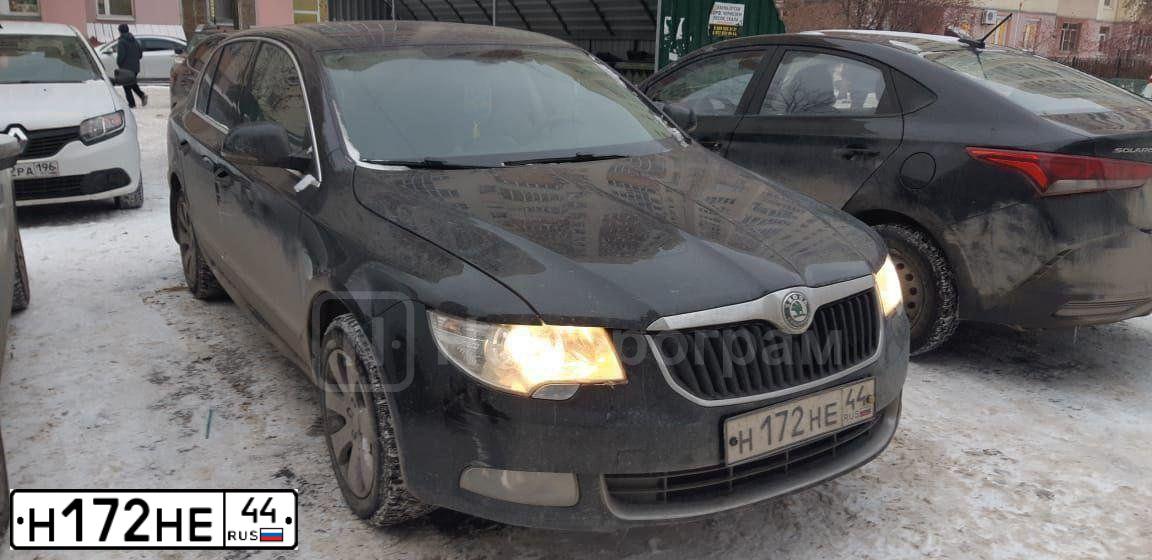 Фото автомобиля SKODA SUPERB, 2011 — госномер Н172НЕ44. Цвет: ЧЕРНЫЙ