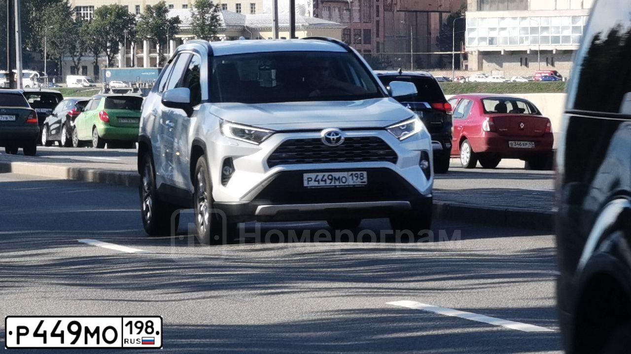 Фото автомобиля TOYOTA ТОЙОТА RAV4, 2021 — госномер Р449МО198. Цвет: Белый