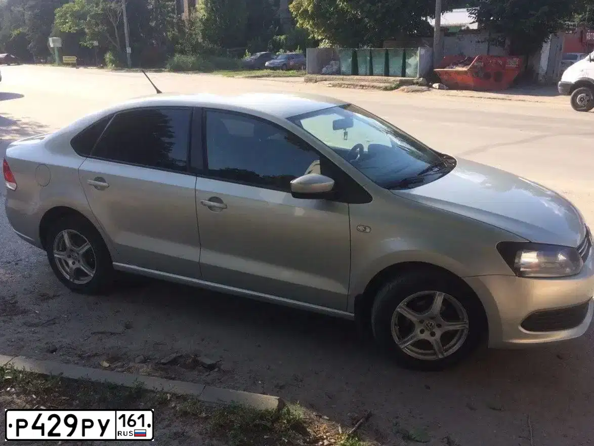 Фото автомобиля VOLKSWAGEN POLO, 2013 — госномер Р429РУ161. Цвет: СЕРЕБРИСТО-ЖЕЛТЫЙ