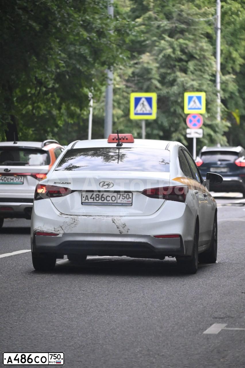 Фото автомобиля HYUNDAI SOLARIS, 2018 — госномер А486СО750. Цвет: БЕЛЫЙ-ЖЕЛТЫЙ-СЕРЫЙ