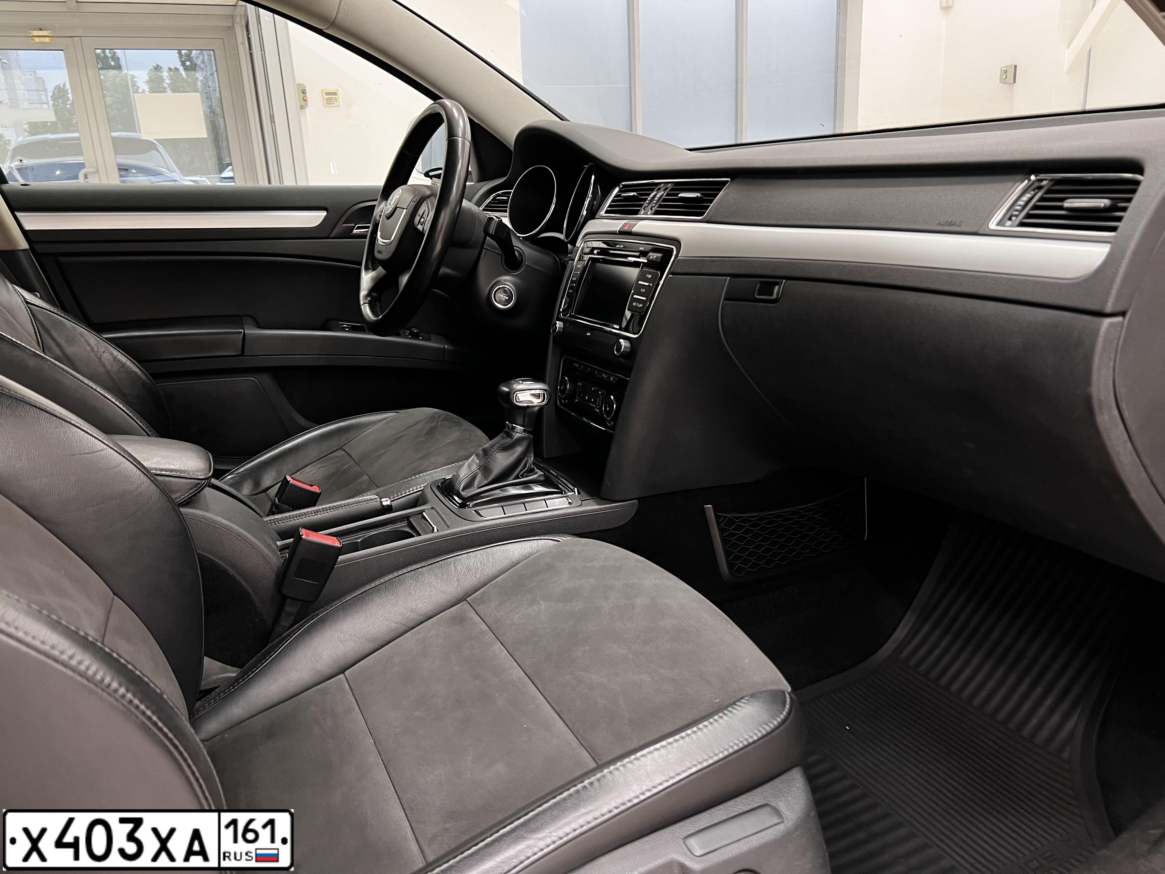 Фото автомобиля SKODA SUPERB, 2012 — госномер А777МР61. Цвет: Белый