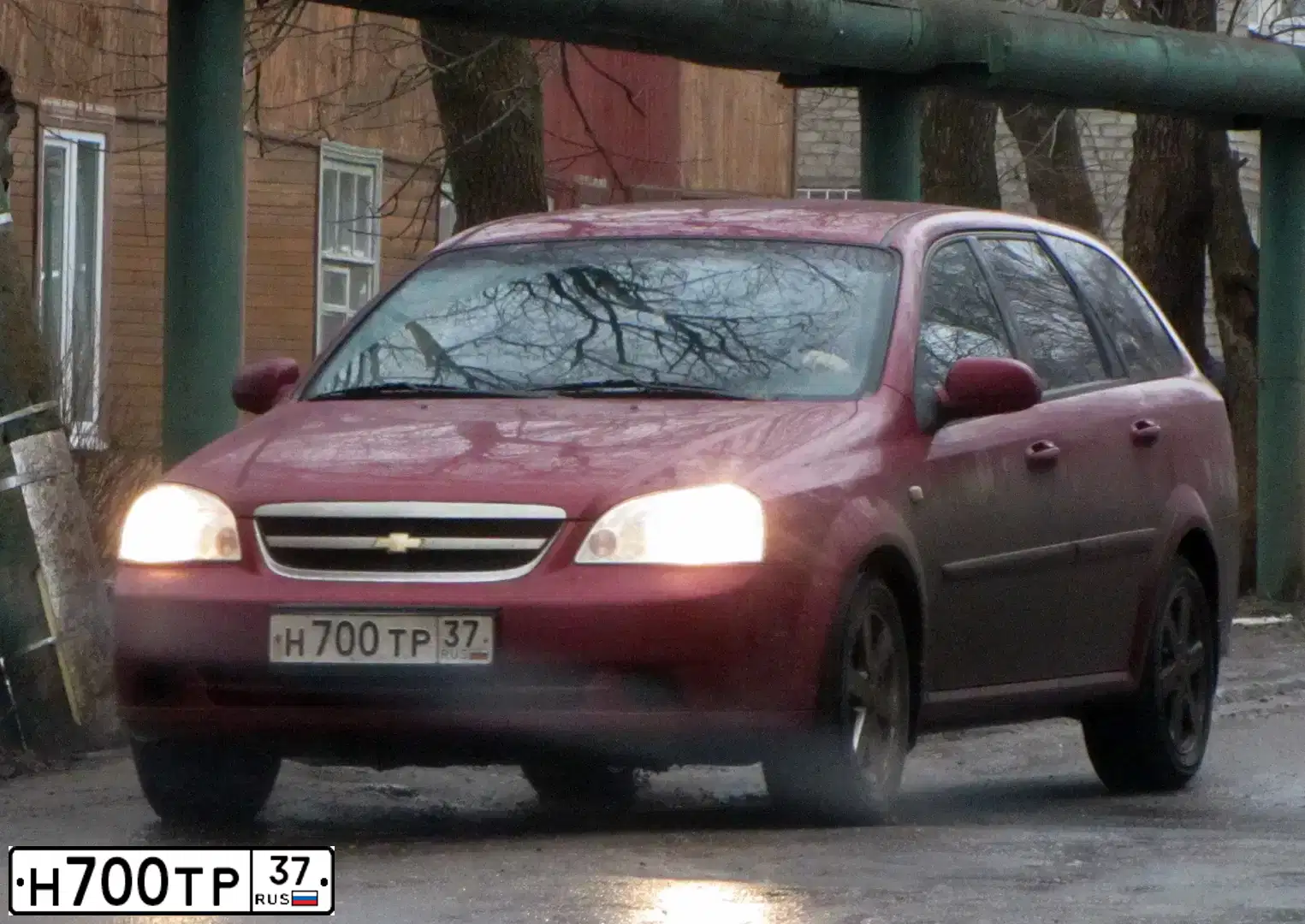 Фото автомобиля CHEVROLET LACETTI, 2007 — госномер Н700ТР37. Цвет: КРАСНЫЙ