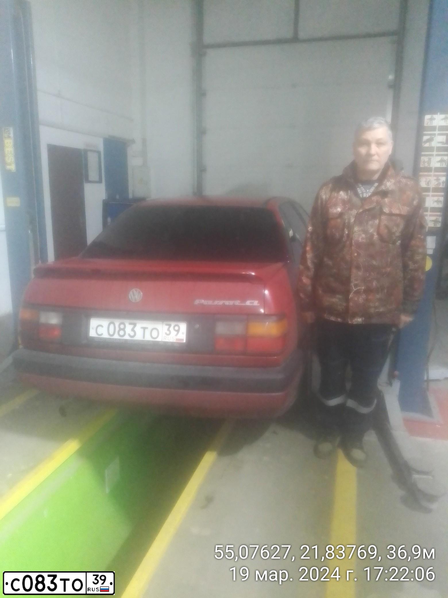 Фото автомобиля VOLKSWAGEN PASSAT, 1992 — госномер С083ТО39. Цвет: ВИШНЕВЫЙ