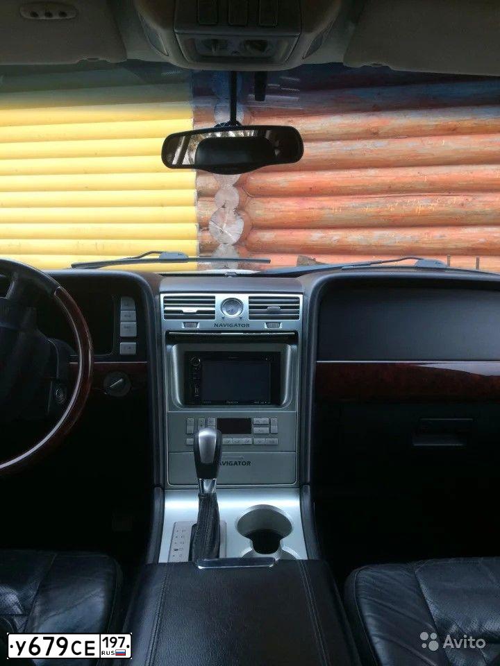 Фото автомобиля LINCOLN NAVIGATOR, 2003 — госномер У679СЕ197. Цвет: Белый