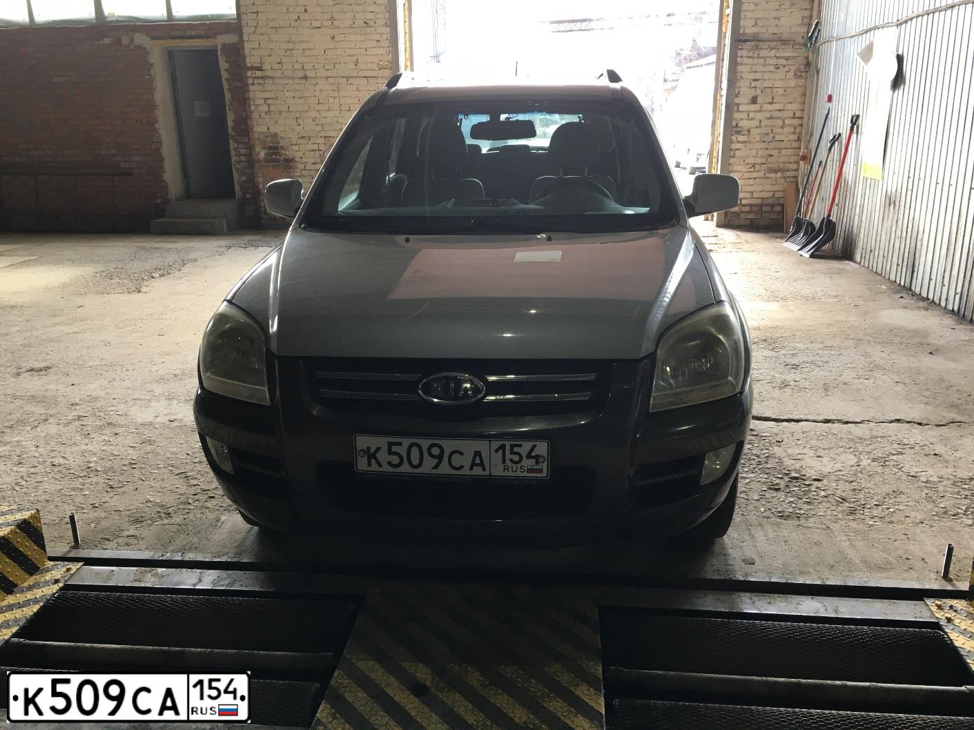Фото автомобиля KIA SPORTAGE, 2005 — госномер Х225СО199. Цвет: СВЕТЛО-СЕРЫЙ