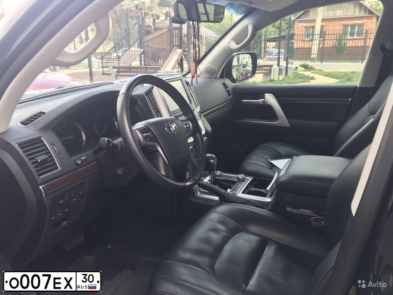 Фото автомобиля TOYOTA LAND CRUISER 200, 2016 — госномер Х111КО30. Цвет: ЧЕРНЫЙ