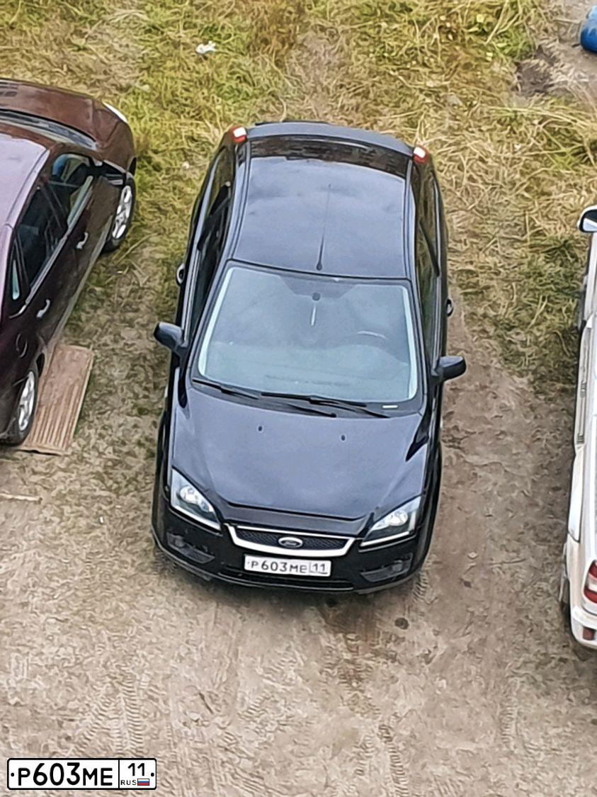 Фото автомобиля FORD FOCUS, 2006 — госномер Р438ЕК138. Цвет: ЧЕРНЫЙ