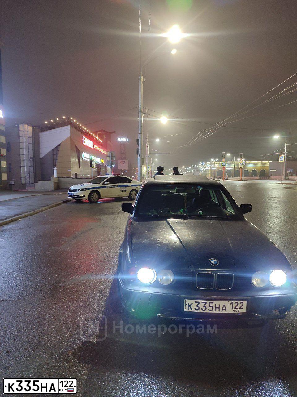 Фото автомобиля BMW SERIE 5, 1990 — госномер К335НА122. Цвет: ЧЕРНЫЙ