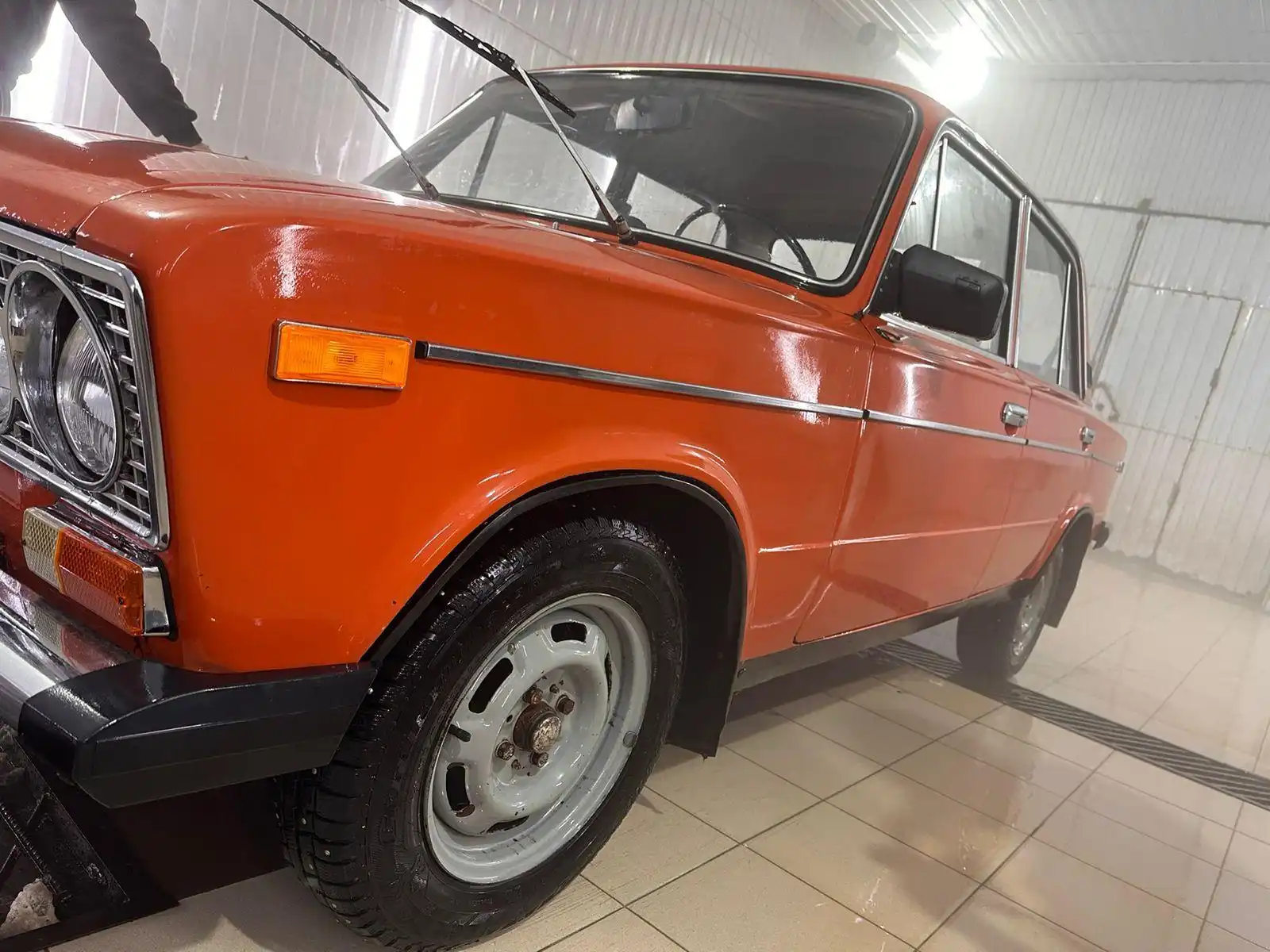 Фото автомобиля LADA 2106, 1983 — госномер А940ТТ790. Цвет: ТЕМНО-КРАСНО-ОРАНЖЕВЫЙ