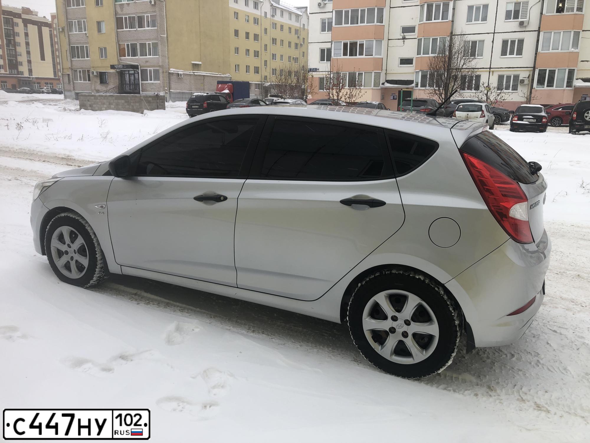 Фото автомобиля HYUNDAI SOLARIS, 2015 — госномер О037АЕ702. Цвет: Серебристый