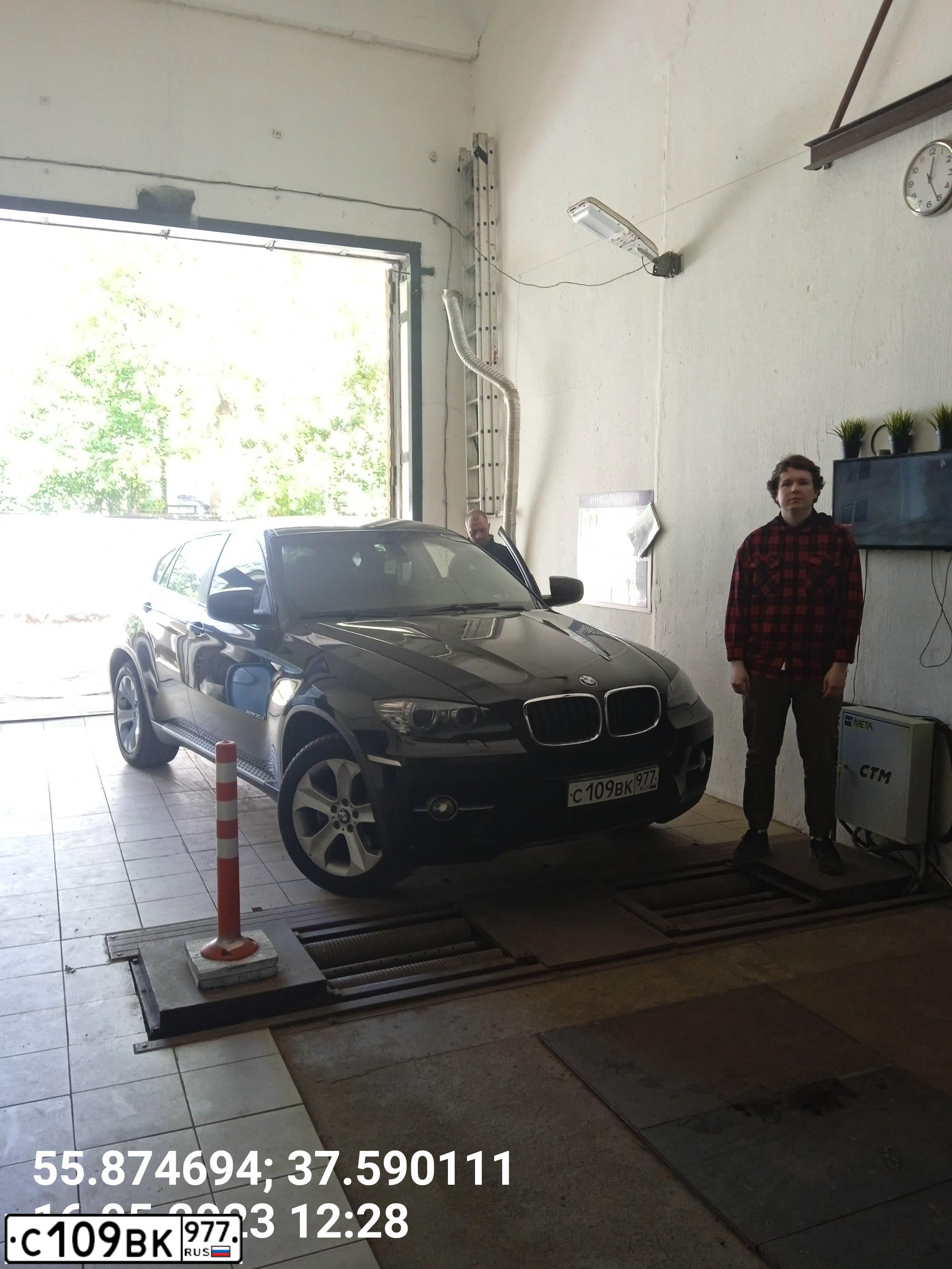 Фото автомобиля BMW X6, 2011 — госномер С595СС177. Цвет: ЧЕРНЫЙ