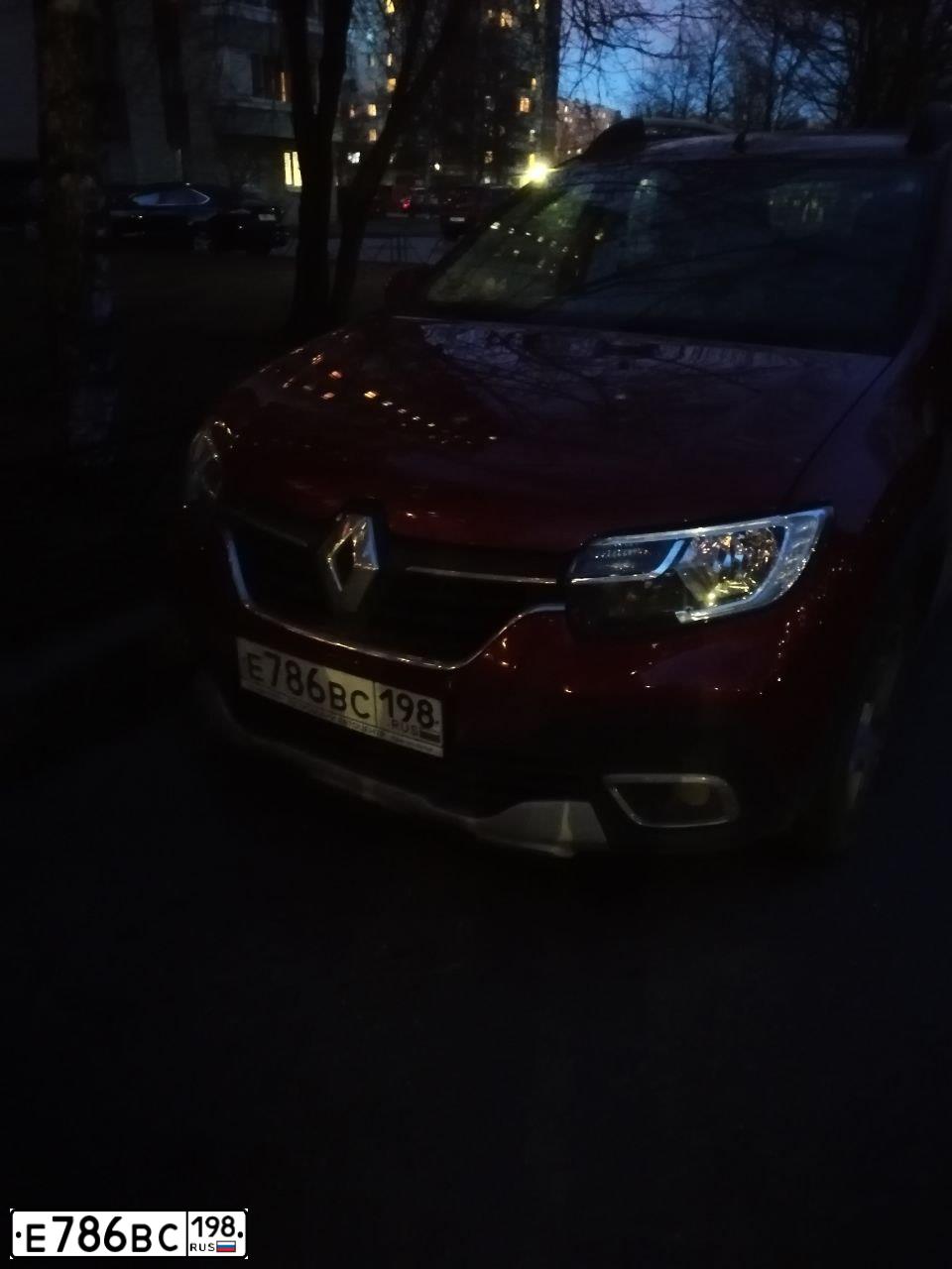 Фото автомобиля RENAULT SANDERO, 2019 — госномер Е786ВС198. Цвет: КРАСНЫЙ