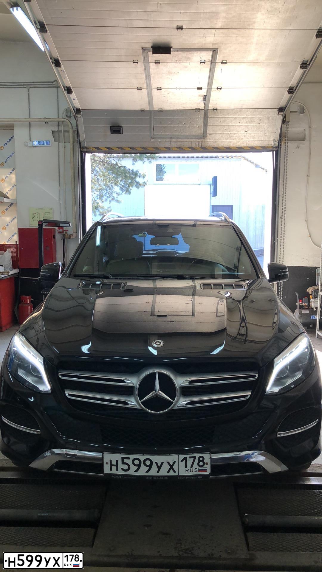 Фото автомобиля MERCEDES GLK-KLASSE, 2011 — госномер Е585УА198. Цвет: Белый