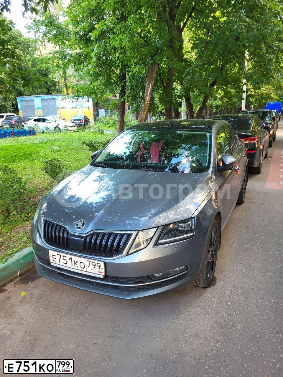 Фото автомобиля SKODA OCTAVIA, 2018 — госномер Е751КО799. Цвет: ТЕМНО-СЕРЫЙ