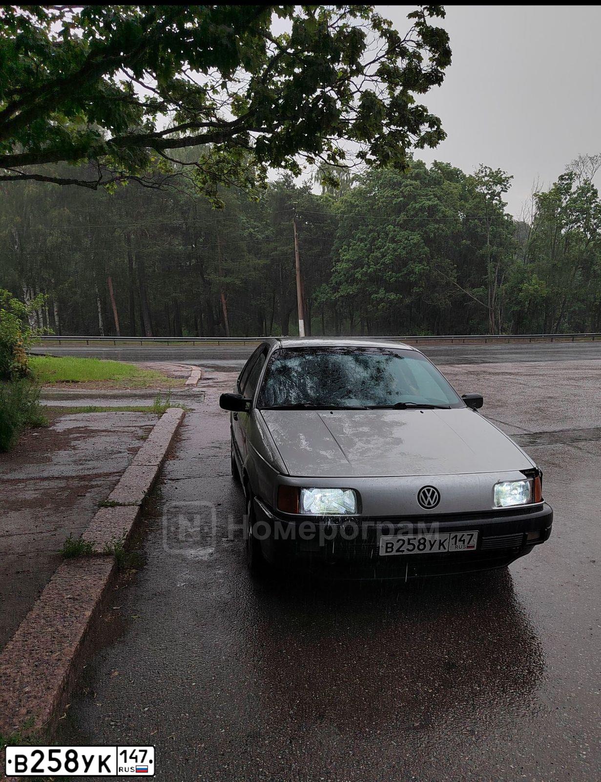 Фото автомобиля VOLKSWAGEN PASSAT, 1988 — госномер В258УК147. Цвет: Серебристый