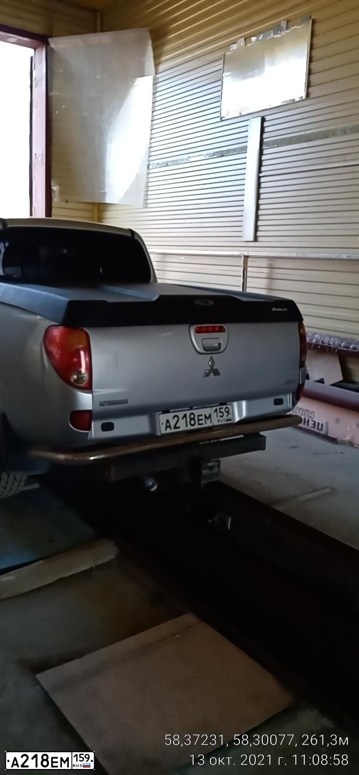 Фото автомобиля MITSUBISHI L 200, 2011 — госномер А218ЕМ159. Цвет: СЕРЕБРИСТЫЙ