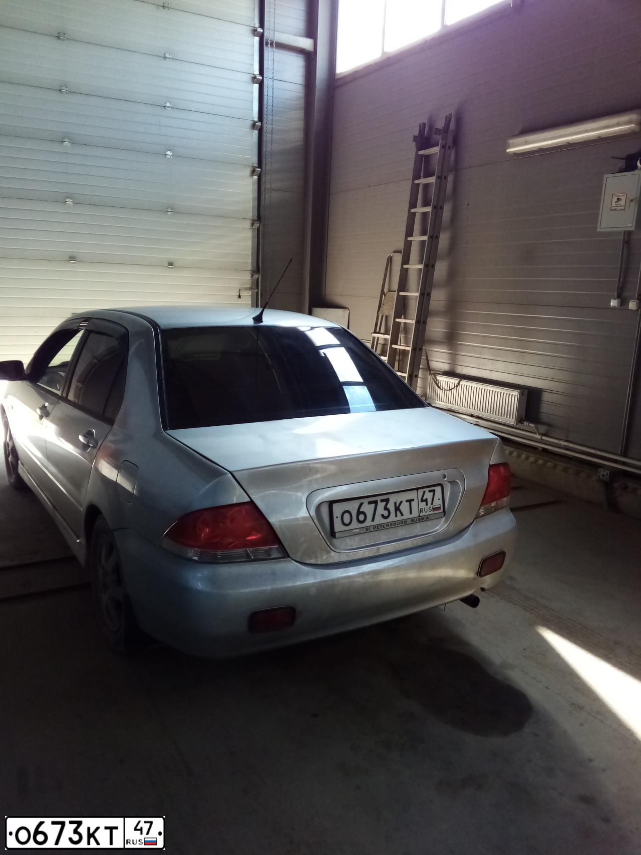 Фото автомобиля MITSUBISHI LANCER, 2003 — госномер О673КТ47. Цвет: СЕРЕБРИСТЫЙ