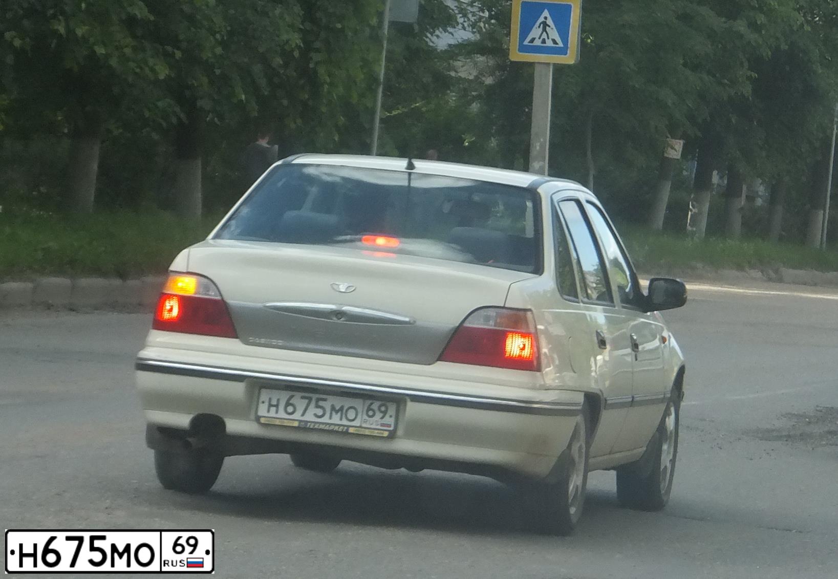 Фото автомобиля DAEWOO NEXIA, 2008 — госномер Н675МО69. Цвет: МОЛОЧНЫЙ