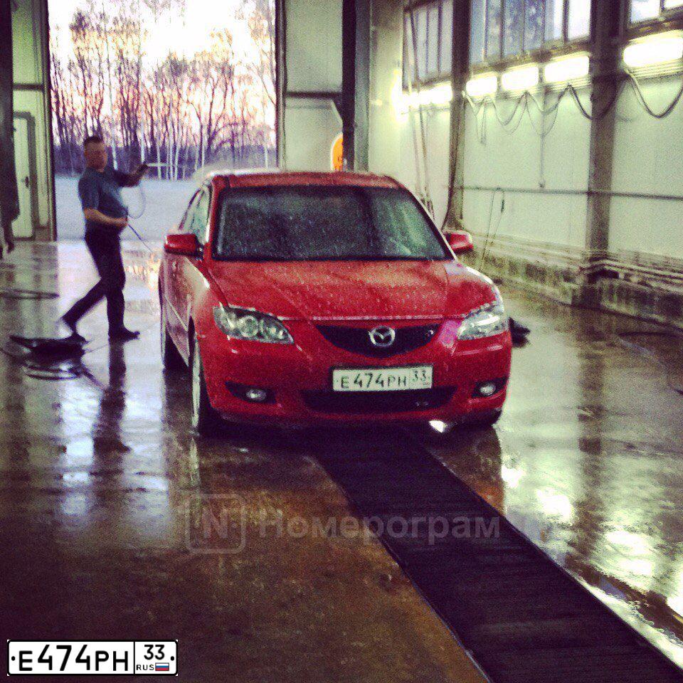 Фото автомобиля MAZDA 3, 2005 — госномер О568УТ33. Цвет: Красный