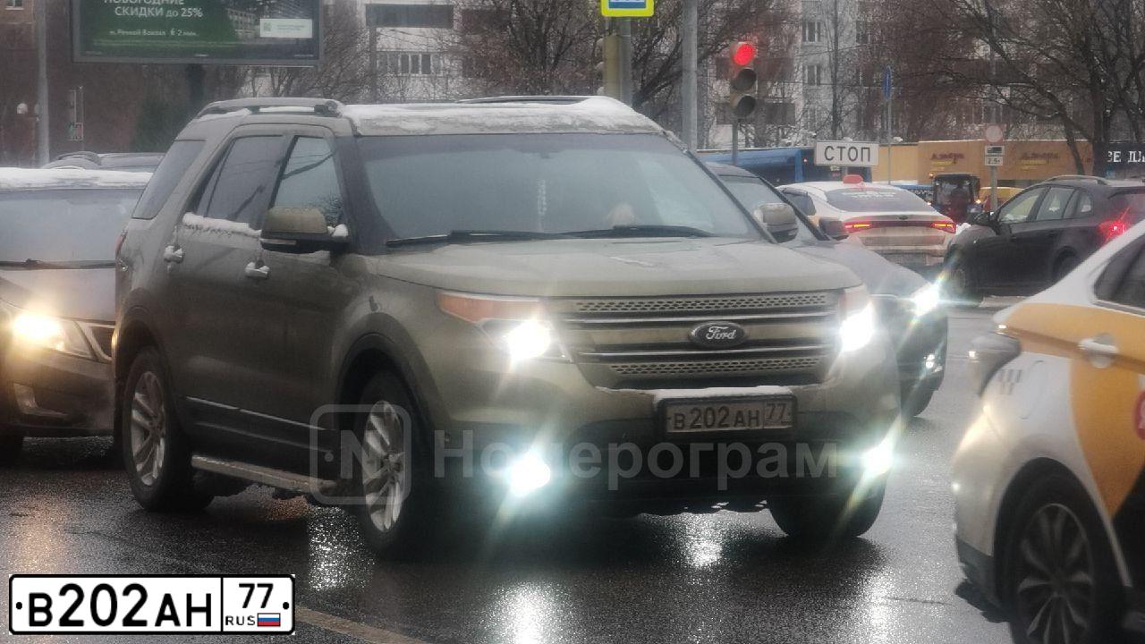 Фото автомобиля FORD EXPLORER, 2013 — госномер В202АН77. Цвет: СЕРО-ЗЕЛЕНЫЙ