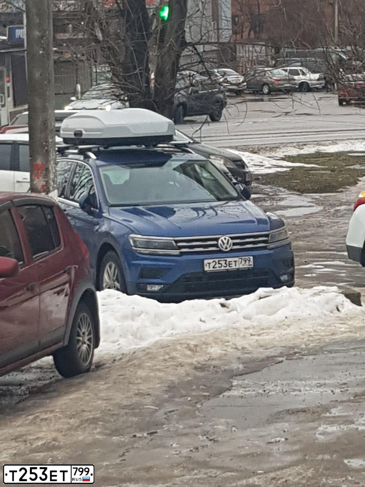 Фото автомобиля VOLKSWAGEN TIGUAN, 2018 — госномер Т253ЕТ799. Цвет: ЯРКО-СИНИЙ
