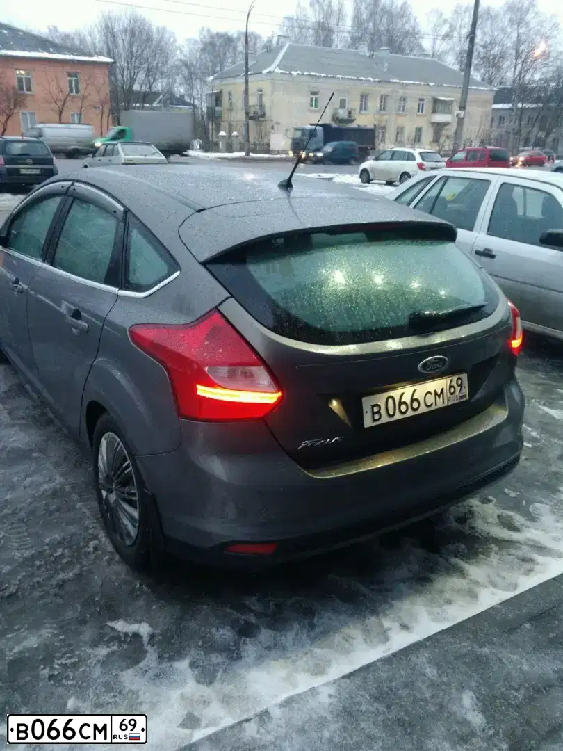 Фото автомобиля FORD FOCUS, 2011 — госномер Р500НЕ40. Цвет: СЕРО-КОРИЧНЕВЫЙ