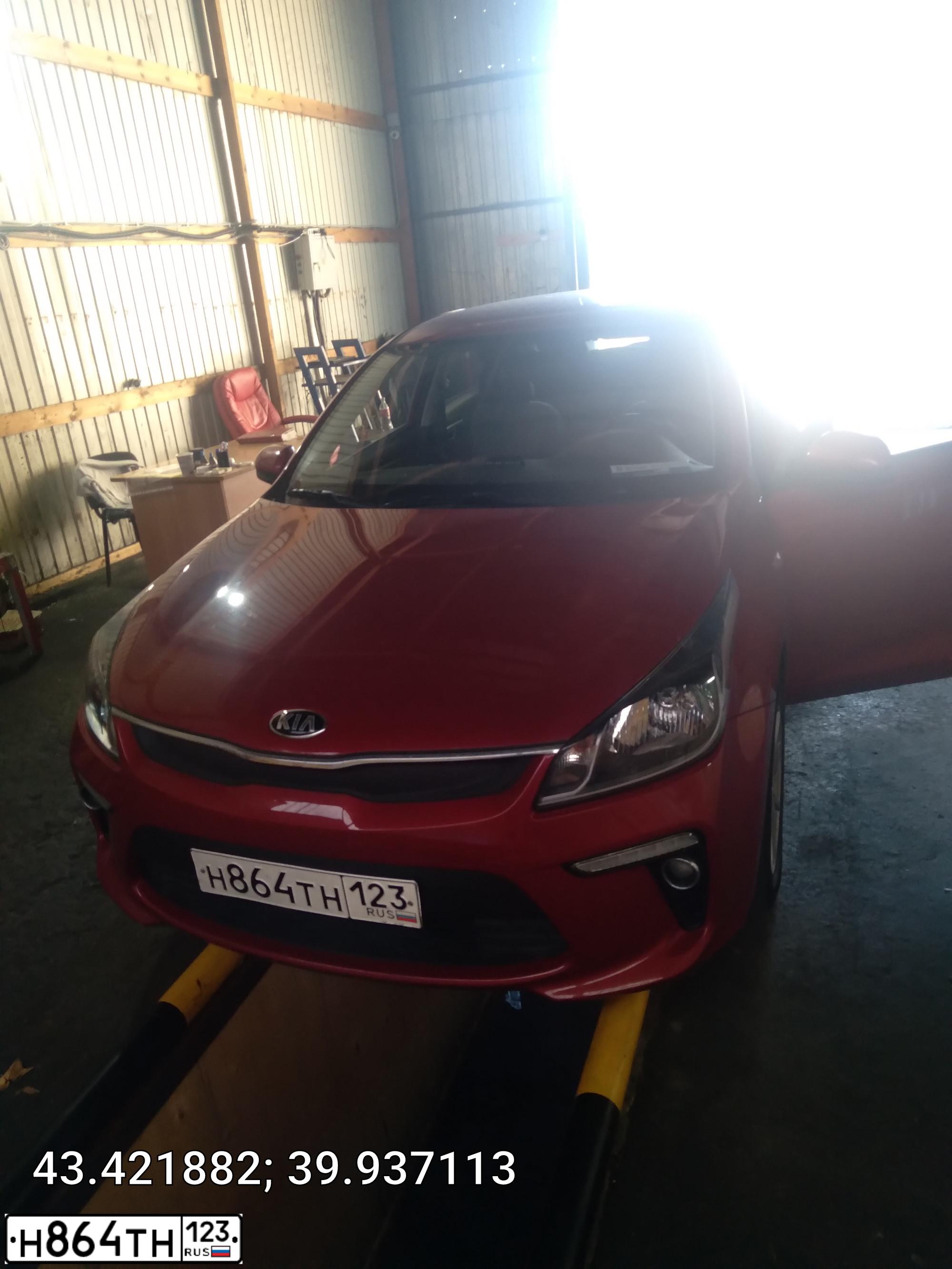 Фото автомобиля KIA RIO, 2017 — госномер Н864ТН123. Цвет: КРАСНЫЙ