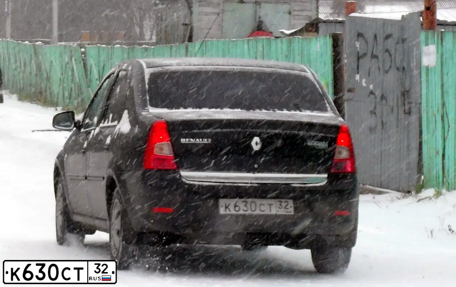 Фото автомобиля RENAULT LOGAN, 2010 — госномер К630СТ32. Цвет: ЧЕРНЫЙ