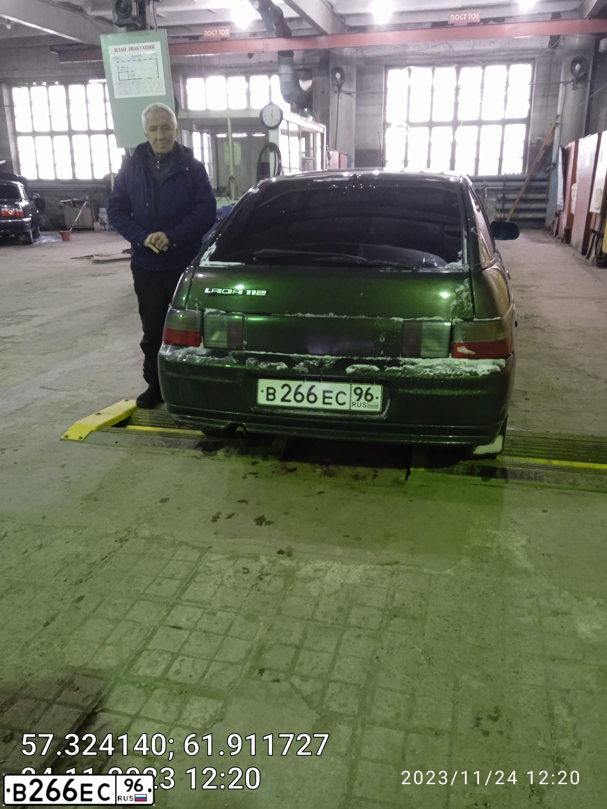 Фото автомобиля LADA 2112, 2006 — госномер В266ЕС96. Цвет: ТЕМНО-ЗЕЛЕНЫЙ