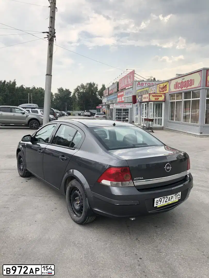 Фото автомобиля OPEL ASTRA, 2011 — госномер В972АР154. Цвет: ТЕМНО СЕРЫЙ